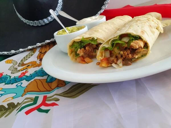 Burrito da Mexican’s com guacamole e sour cream